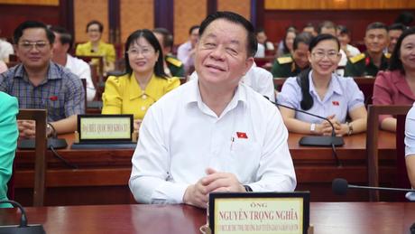 Trưởng Ban Tuyên giáo và Dân vận T.Ư tặng quà gia đình chính sách