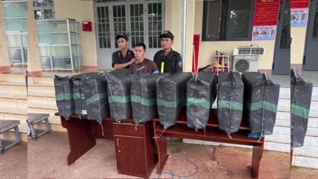Bắt giữ xe bán tải chở hơn 200kg pháo trên quốc lộ