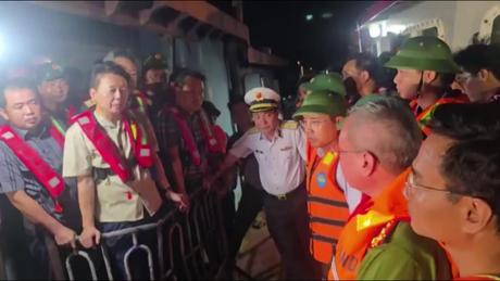 Xuyên đêm nỗ lực cứu hộ vụ tàu du lịch bị nạn ở Quảng Ninh