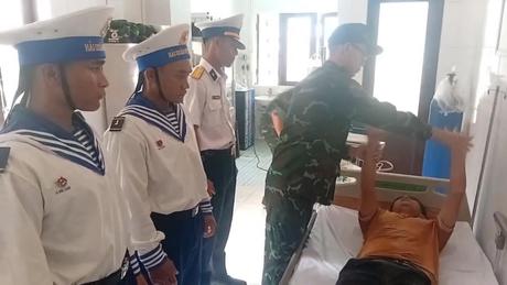 Đảo Trường Sa cấp cứu một ngư dân bị thương