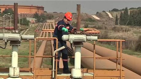 Giá dầu lùi nhẹ khỏi mức “đỉnh” chờ cuộc họp OPEC+