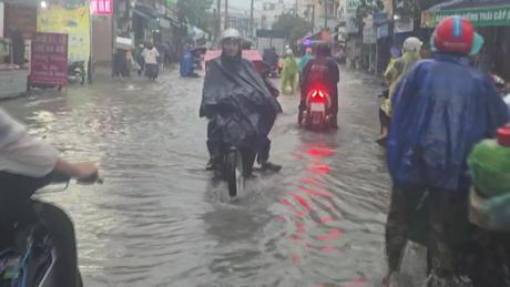 Mưa lớn kéo dài gây ngập sâu nhiều tuyến đường tại Nha Trang