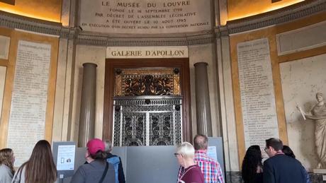 Bảo tàng Louvre mở cửa trở lại sau vụ trộm chấn động
