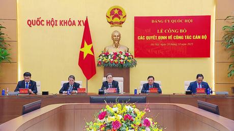 Chủ tịch Quốc hội trao các quyết định về công tác cán bộ