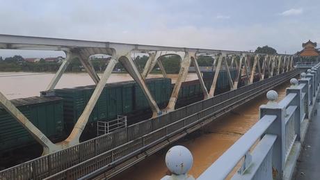 Điều hai đoàn tàu 1.600 tấn gia tải chống trôi cầu đường sắt Bạch Hổ