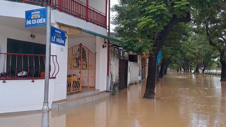 Huế: Lũ trên các sông xuống dần nhưng còn ngập diện rộng