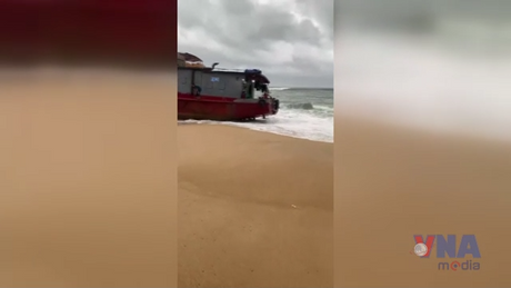 Tàu hàng chứa 2.000 lít dầu bị sóng đánh tấp vào bờ “mắc cạn”