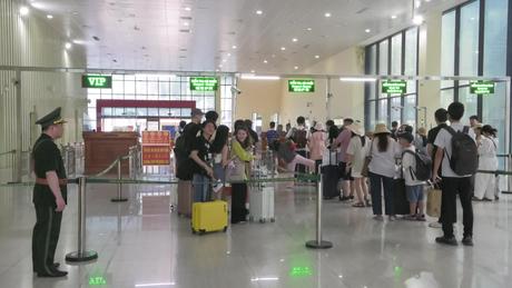 Cửa khẩu QT Hữu Nghị sôi động xuất nhập cảnh đầu năm