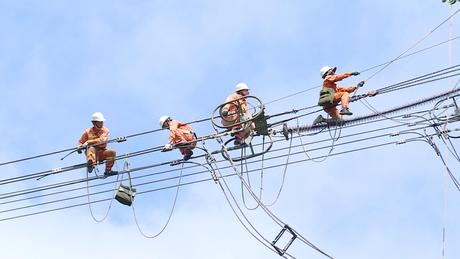 Chạy đua sửa chữa lưới điện trước mùa nắng nóng