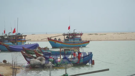 Tàu thuyền mắc cạn do cửa sông Dinh, Quảng Trị bị bồi lấp