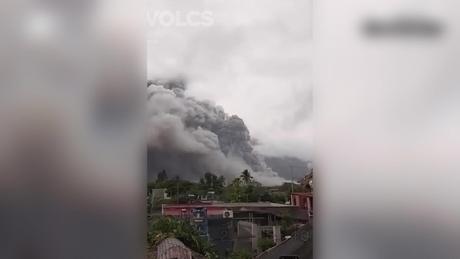 Philippines chật vật ứng phó tro bụi núi lửa Mayon