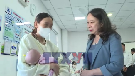 Phó Chủ tịch nước Võ Thị Ánh Xuân thăm và tặng quà cho bệnh nhi